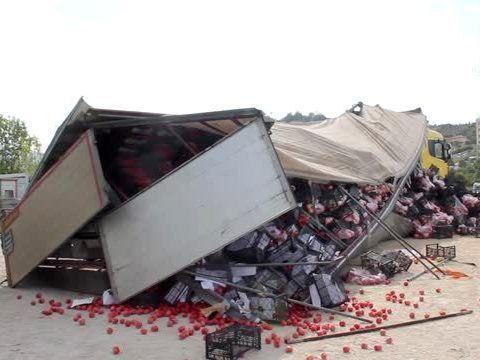 Aus umgekipptem Lastwagen fallen Kisten mit Obst