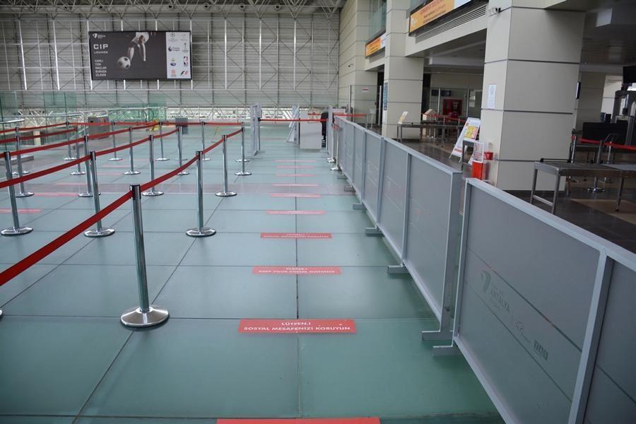 Flughafen-Terminal in Antalya mit Absperrungen