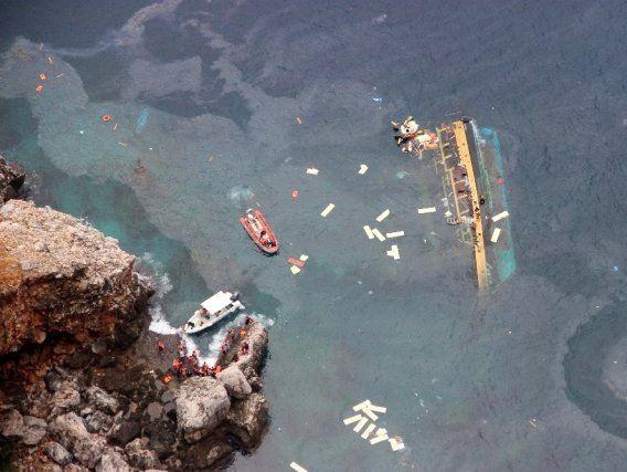 Luftbild mit gekentertem Tourboot und zwei Rettungsbooten