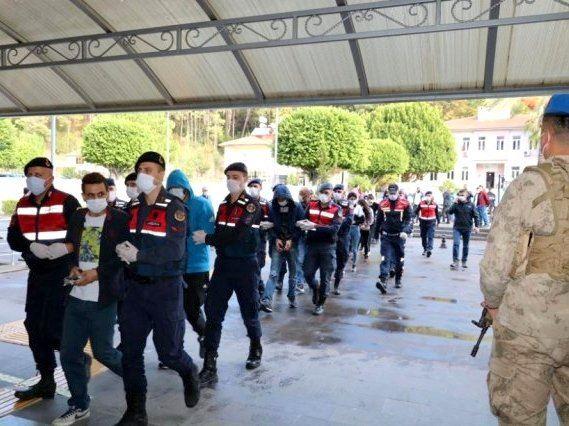 Türkische Jandarma-Beamte führen Verhaftete ab