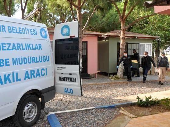 Männer tragen Sarg zu türkischem Leichenwagen