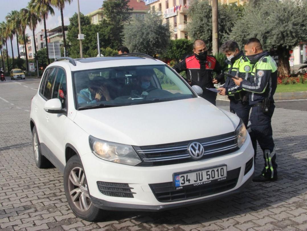 Türkische Polizisten kontrollieren weisses Auto