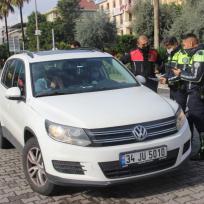 Türkische Polizisten kontrollieren weisses Auto