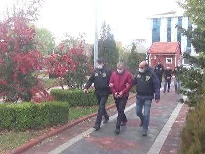 Türkische Polizisten führen Männer ab
