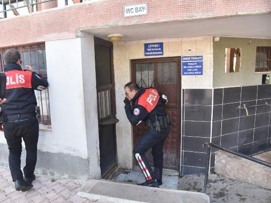 Türkische Polizisten bewachen Toilettenanlage