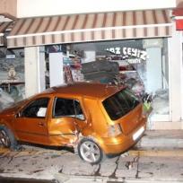 Manavgat: Auto rammt Schaufenster