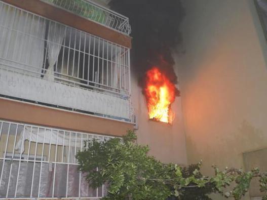 Flammen schlagen aus Fenster eines Wohnhauses