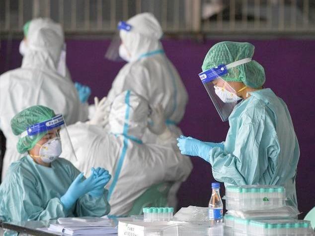 Frauen in medizinischer Schutzkleidung