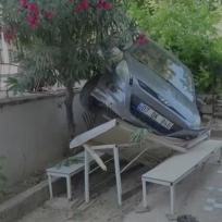 Manavgat: Auto fällt auf Gartentisch