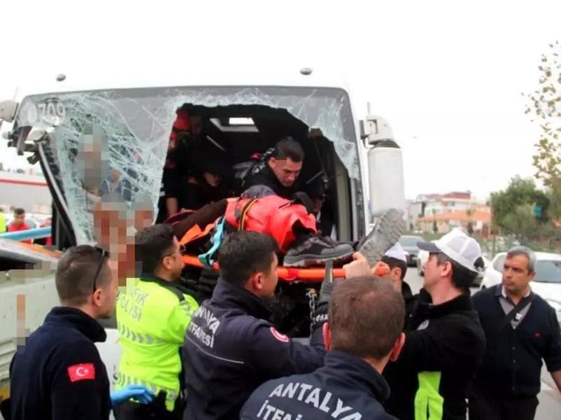 2024-01-Antalya-Neun-Verletzte-bei-Bus-Unfall