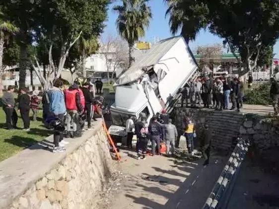 2024-03-Antalya-Laster-stürzt-in-Kanal