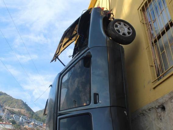 2024-04 Alanya Mann hängt Auto vors Haus 2