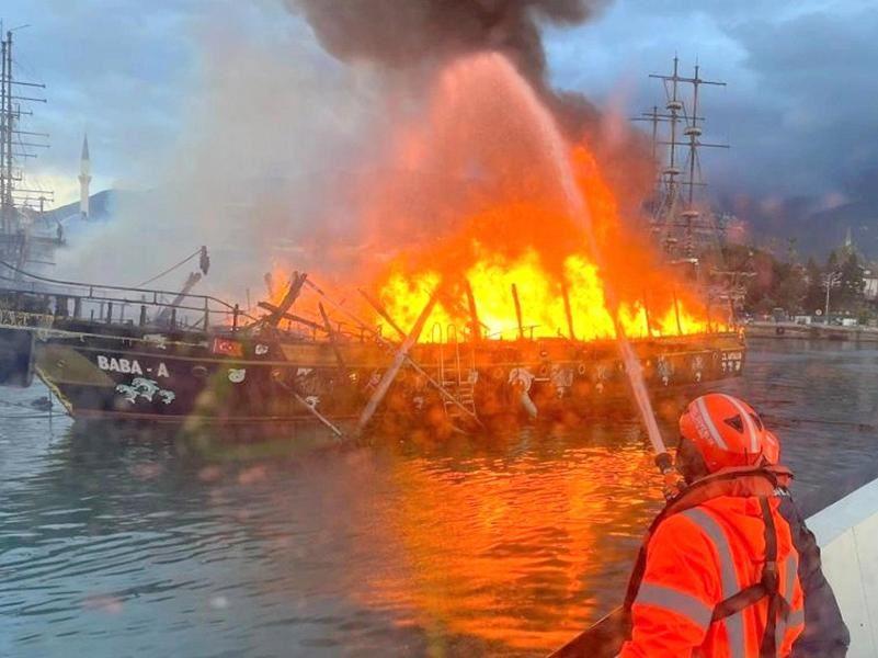 2024-06-Alanya-Ausflugsschiffe-in-Brand