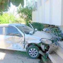 2024-10 Manavgat Auto prallt gegen Treppe