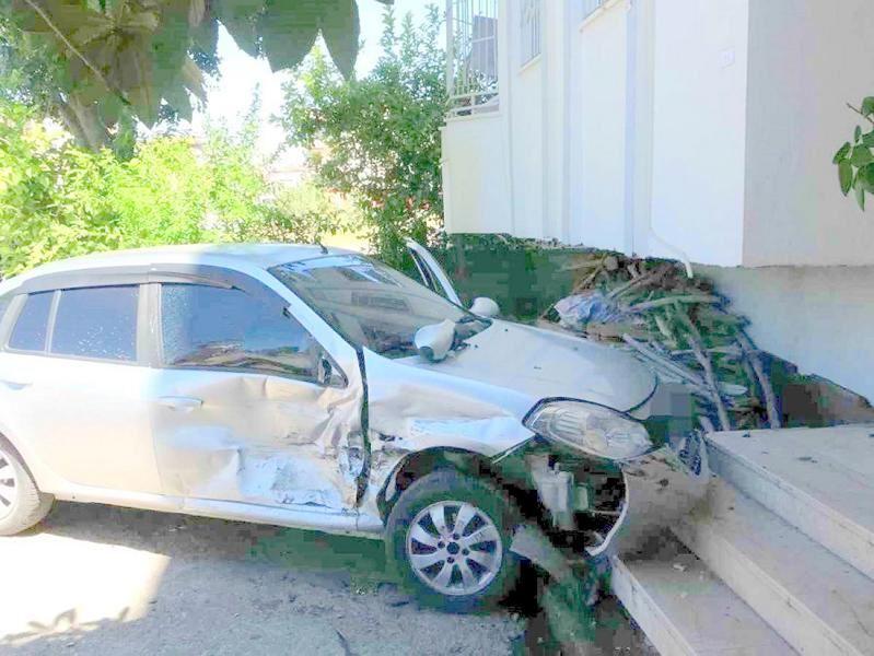 2024-10 Manavgat Auto prallt gegen Treppe