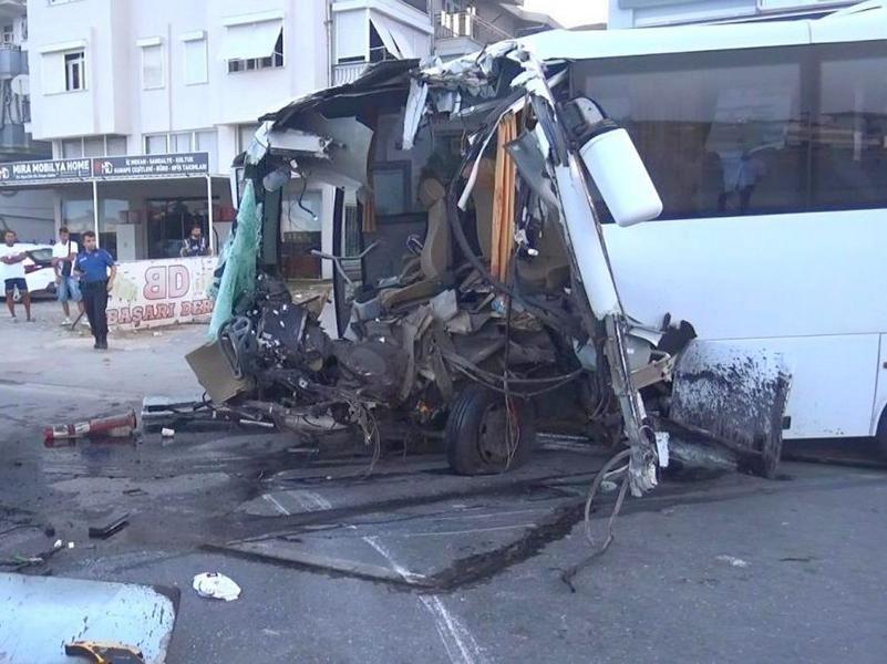 2024-13 Manavgat Transferbus fährt in Leitplanke